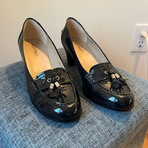 NEW Ellen Tracy Navy Patent Leather Heels with Tassels